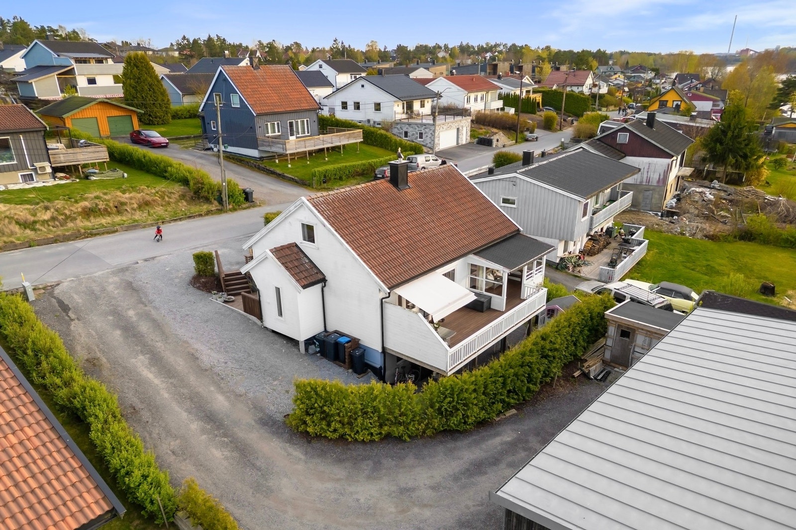 Området har kort vei til både skoler, barnehager og offentlig kommunikasjon. Galleribilde