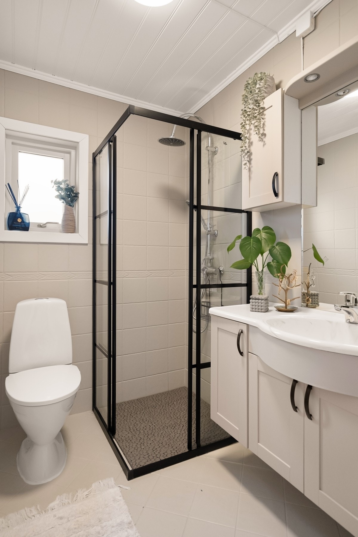 Badet i 1. etasje har baderomsinnredning, dusjhjørne og gulvklosett. Galleribilde