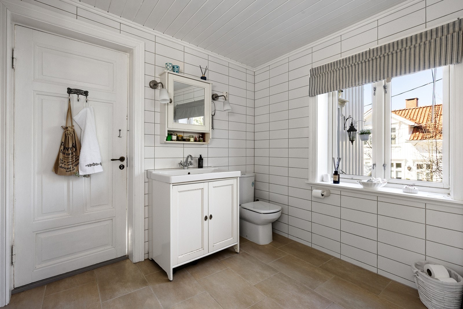 Badet er innredet med dusjhjørne, toalett og servant Galleribilde