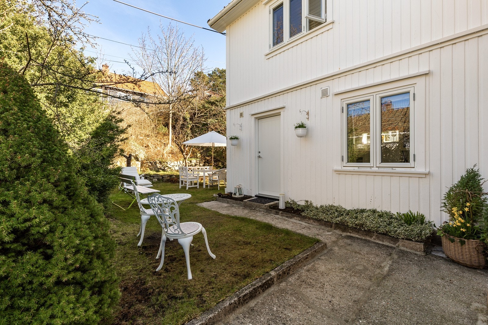 Uteområder er opparbeidet med hage, bed og beplantninger Galleribilde