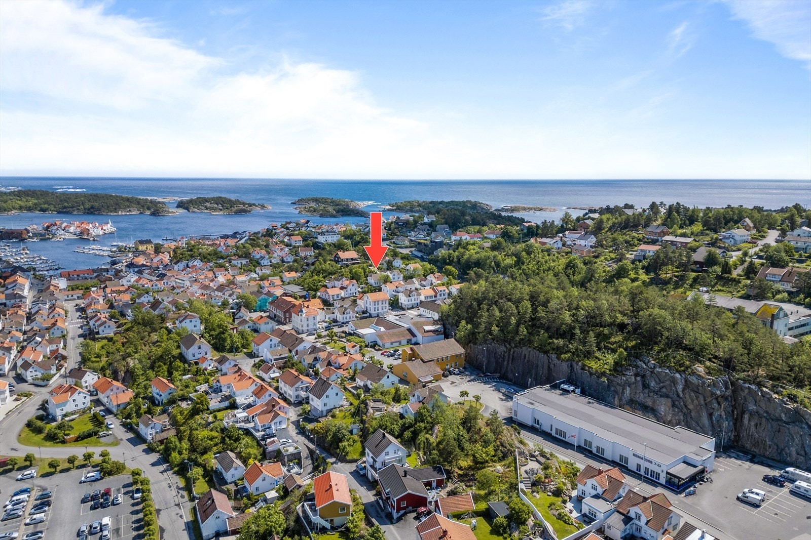 Dronebilde over Risør med eiendommen markert Galleribilde