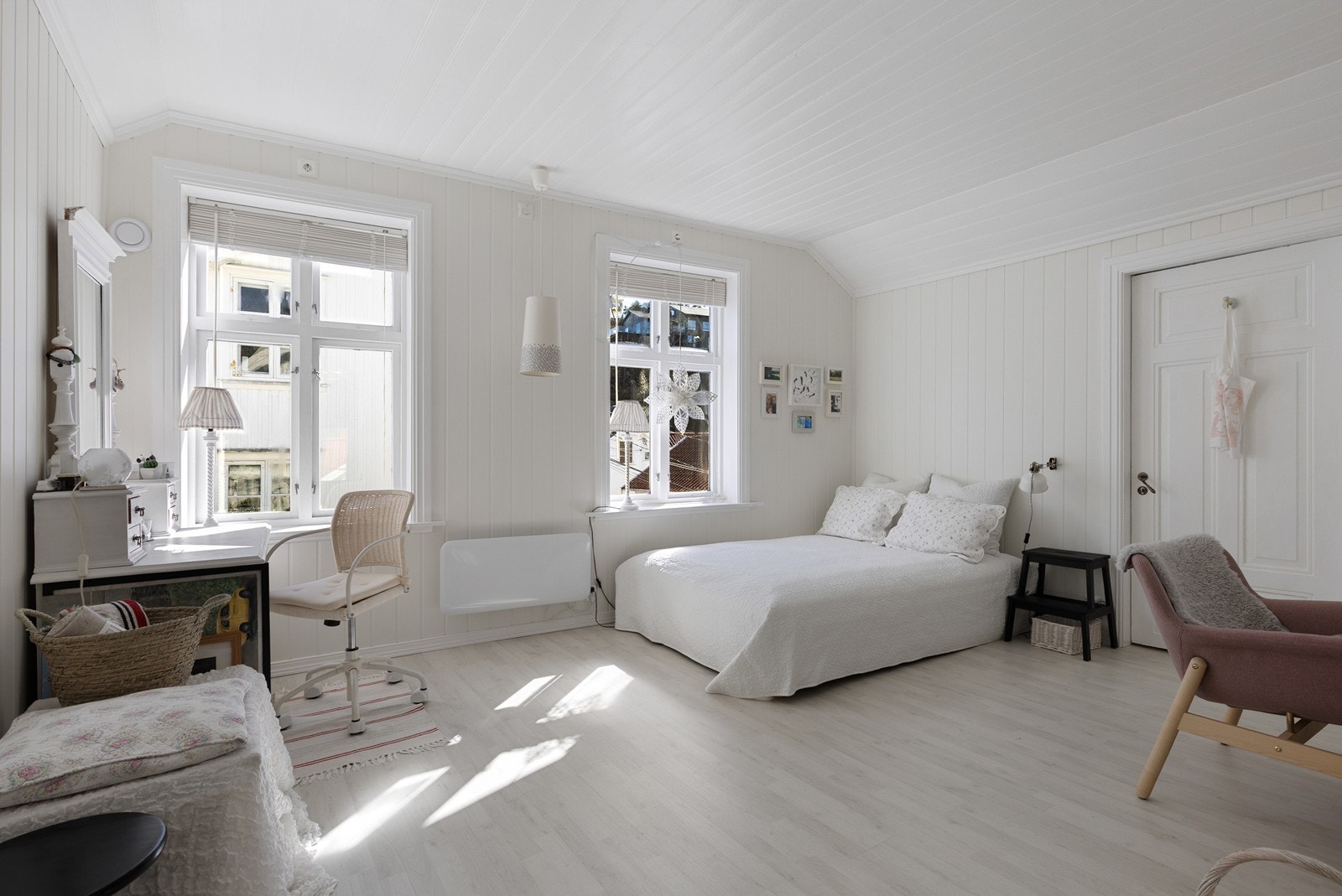 Romslig soverom med bod Galleribilde