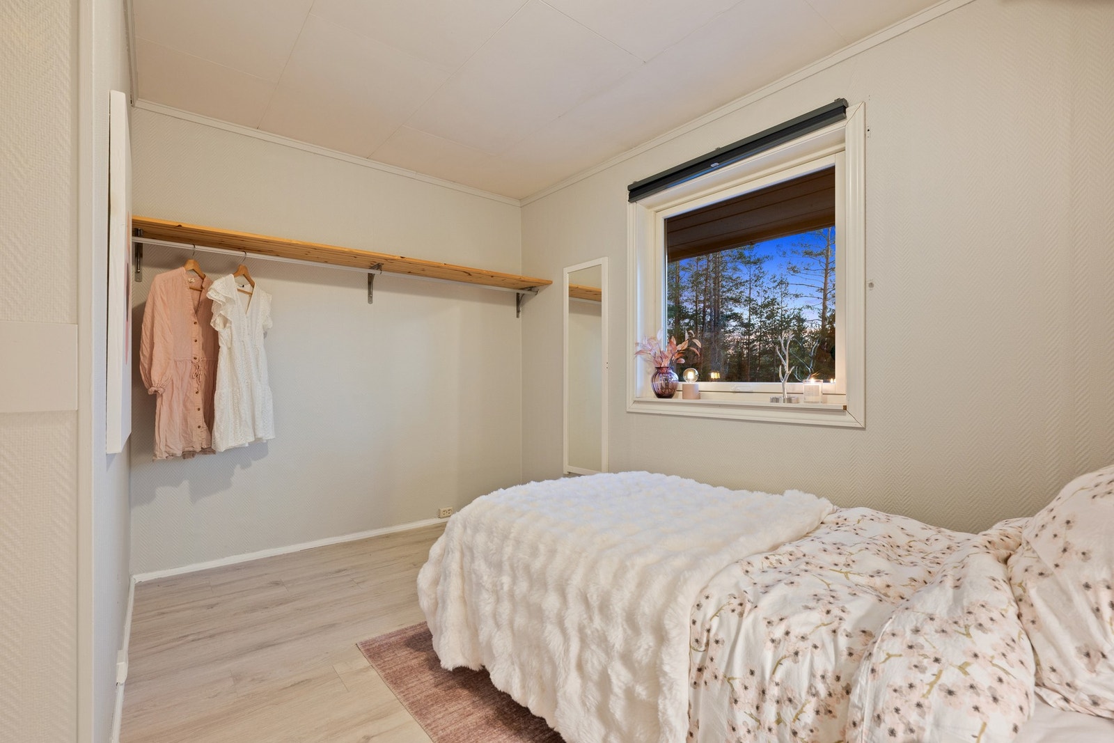 Et lyst soverom som passer godt til et av barna i familien. Galleribilde