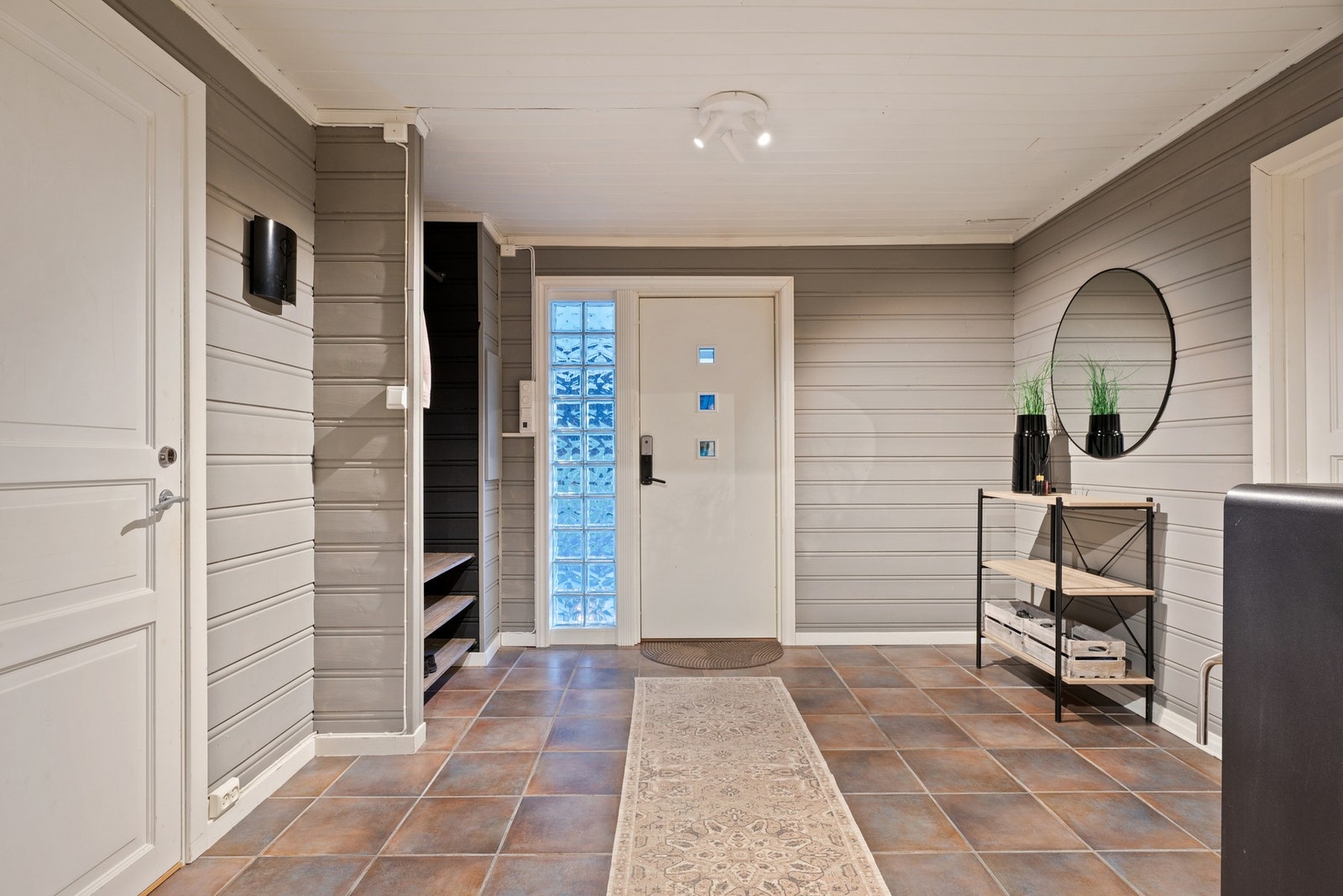 Velkommen inn - romslig entré/hall med god plass til å hensette sko og yttertøy. Galleribilde