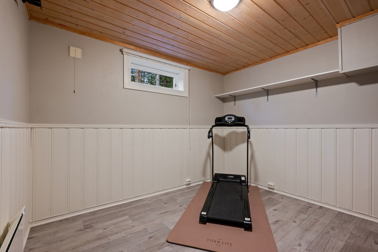 Boden er av fin størrelse og kan fint brukes som treningsrom/hobbyrom. Ved å sette inn større vindu så kan rommet fort bli et ekstra soverom. Galleribilde