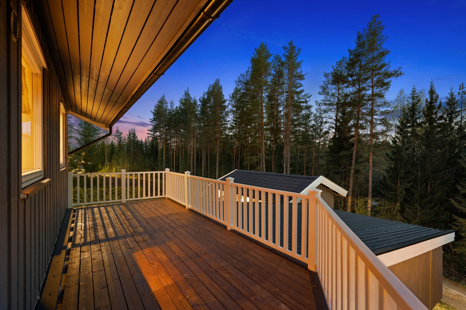 Terrasse som innbyr til hyggelige sommerkvelder og sosiale sammenkomster. Galleribilde