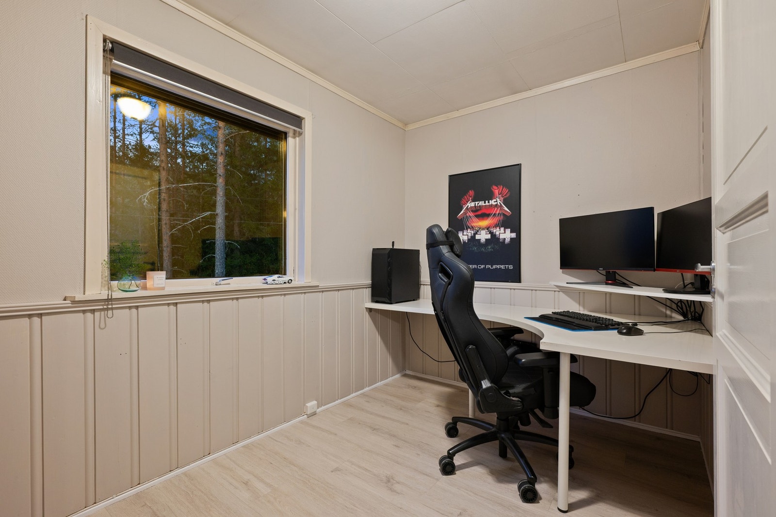 Soverom 2 er i dag innredet som kontor, men fungerer godt som soverom. Galleribilde