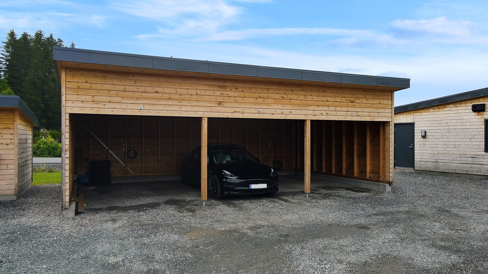 Biloppstillingsplass i carport. Galleribilde