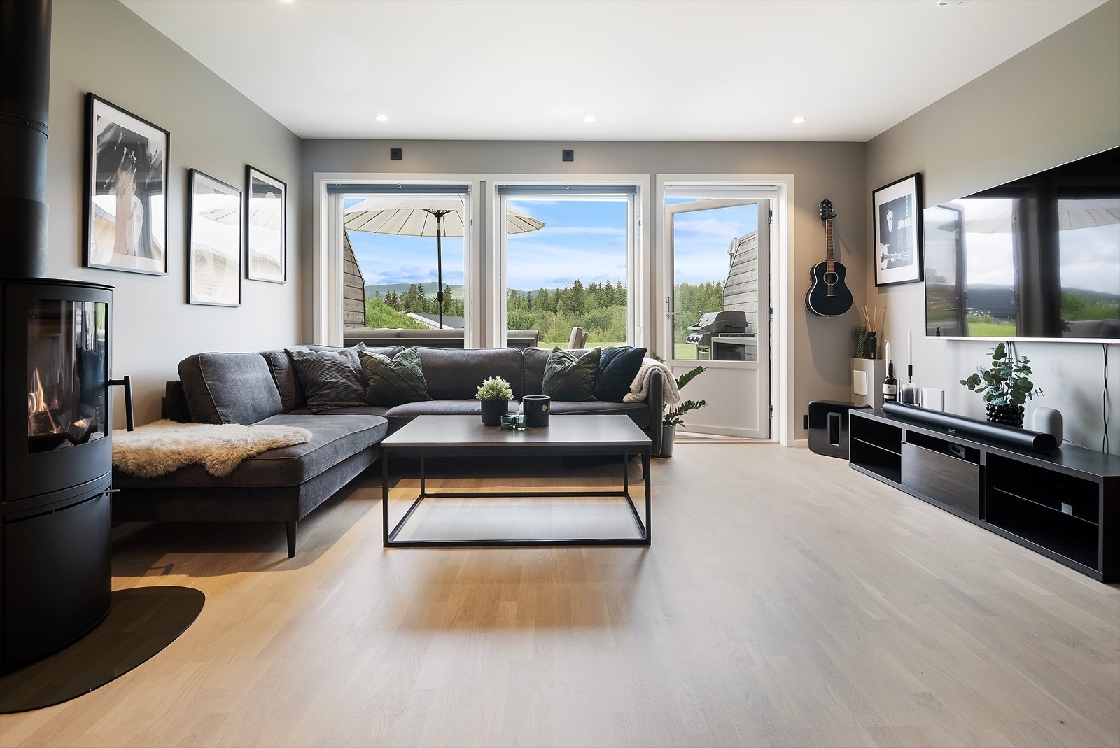 Velkommen til Røstøvegen 20B! Godt med dagslys inn. Utgang til terrasse. Foto: Boligdrøm. Galleribilde