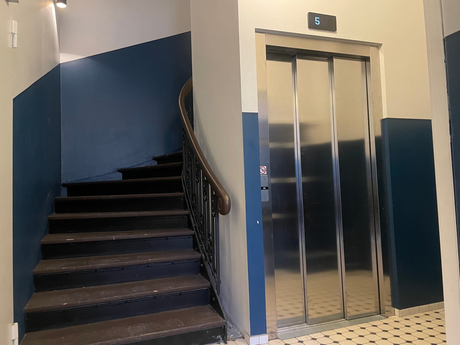 Det er moderne heis i bygget og et pent trappehus. Galleribilde