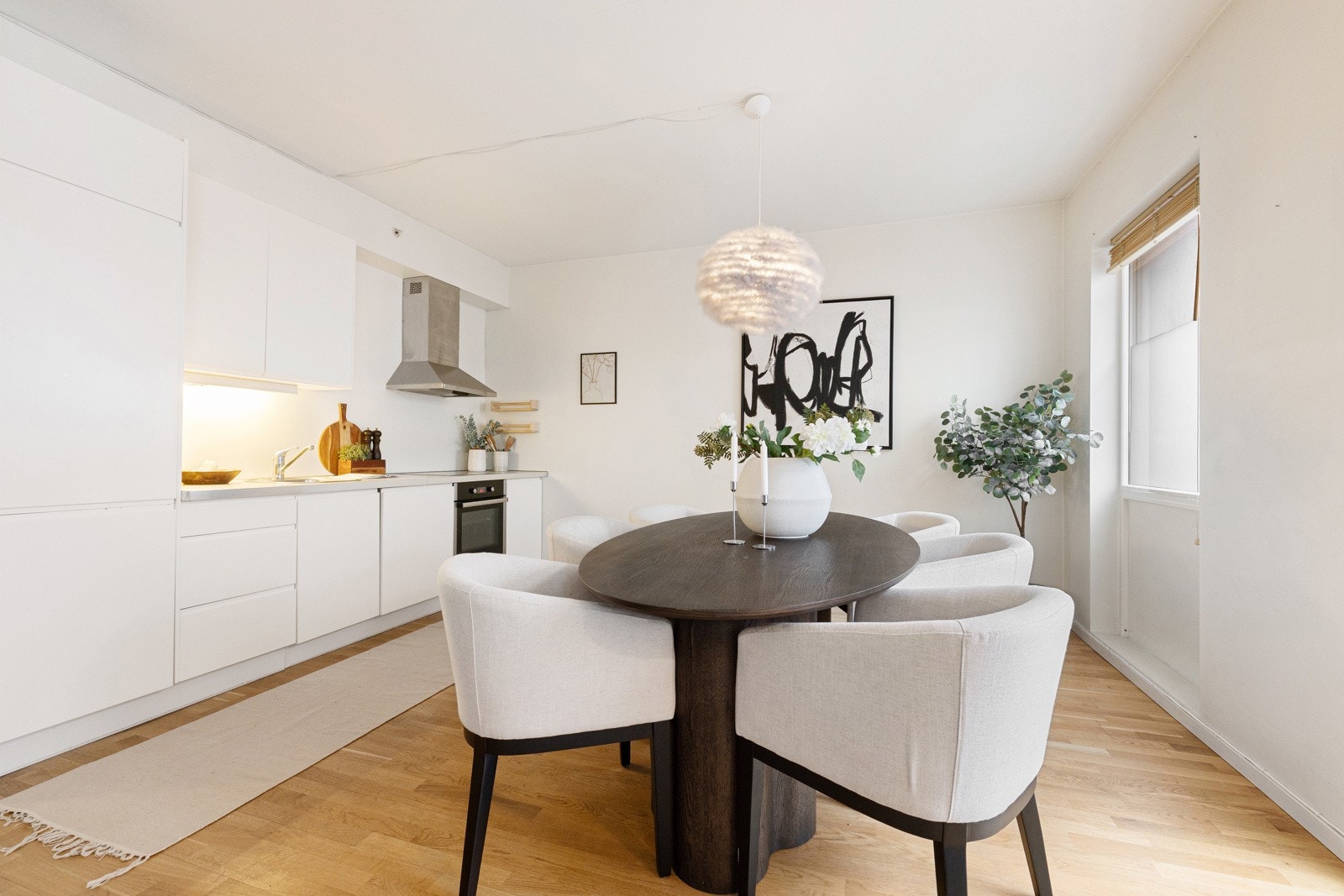 Kjøkkenet er utstyrt med integrert kjøl/fryseskap, oppvaskmaskin, stekeovn og induksjonsplatetopp. Galleribilde