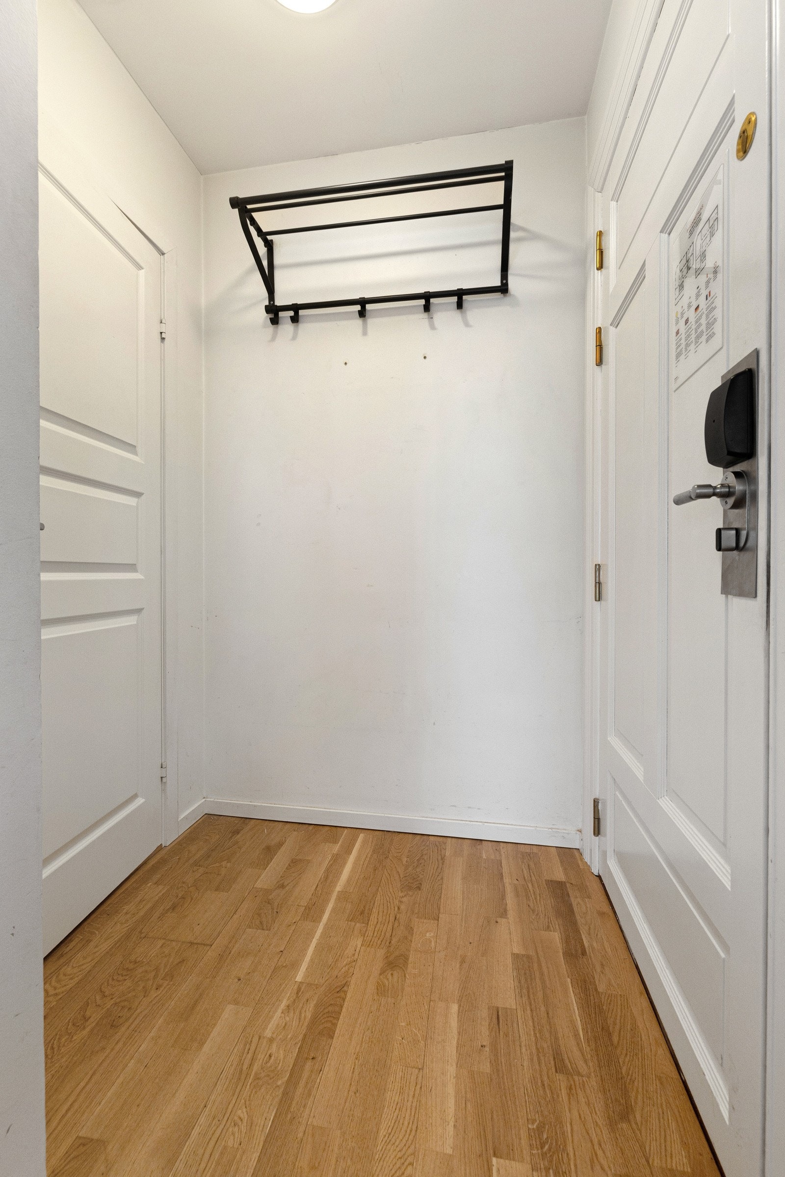 Velkommen inn - Lys entré med parkett på gulv og malte flater. Galleribilde