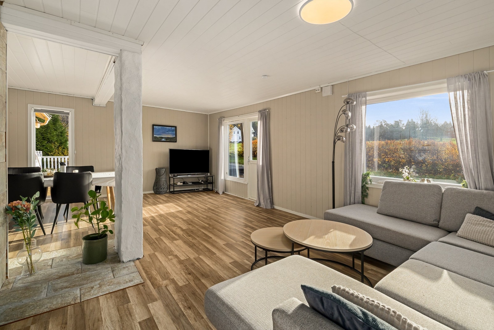 Flere vindusflater som slipper inn godt med naturlig lys Galleribilde