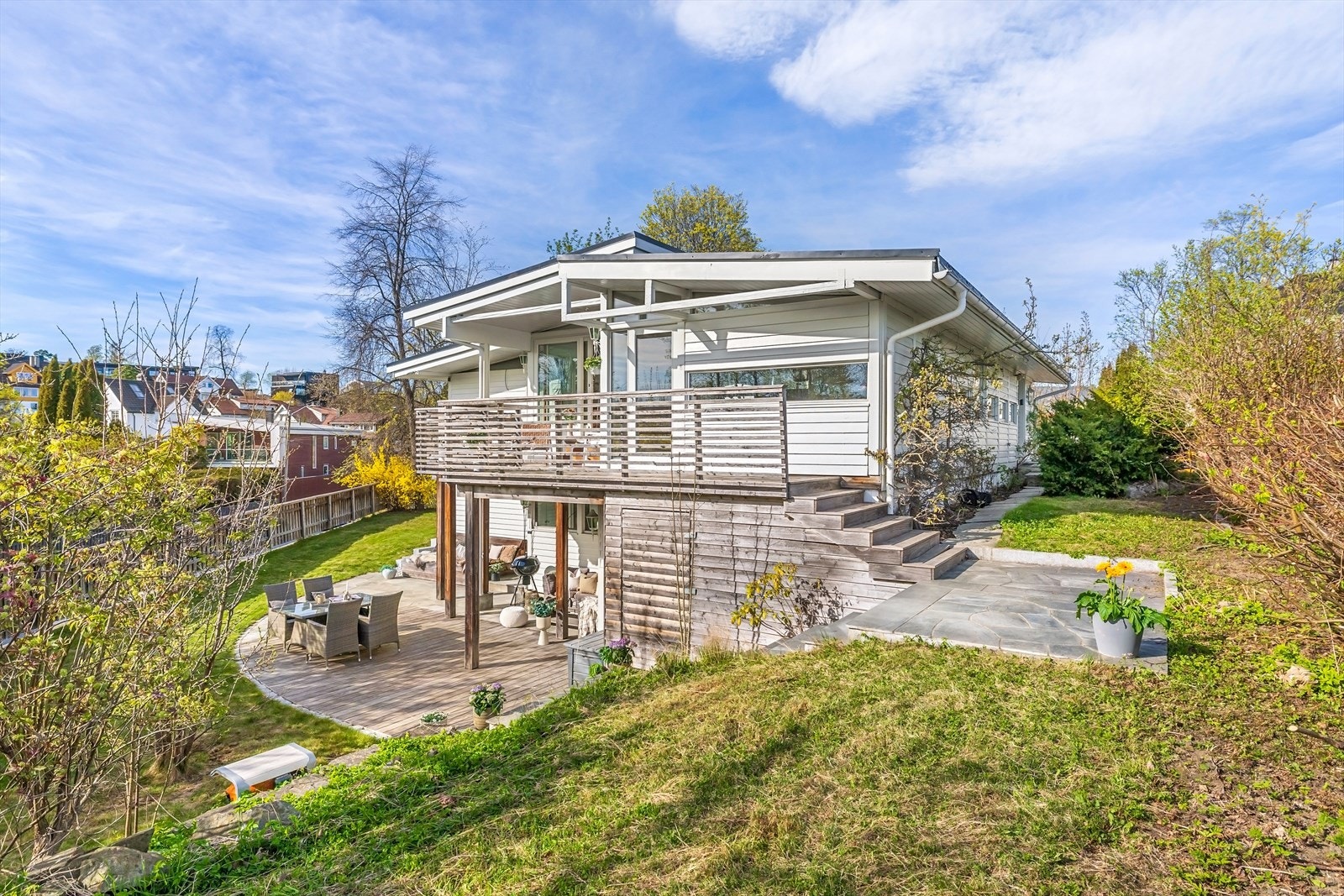 Fra balkongen har man direkte adkomst til boligens terrasse og hageområde. Galleribilde