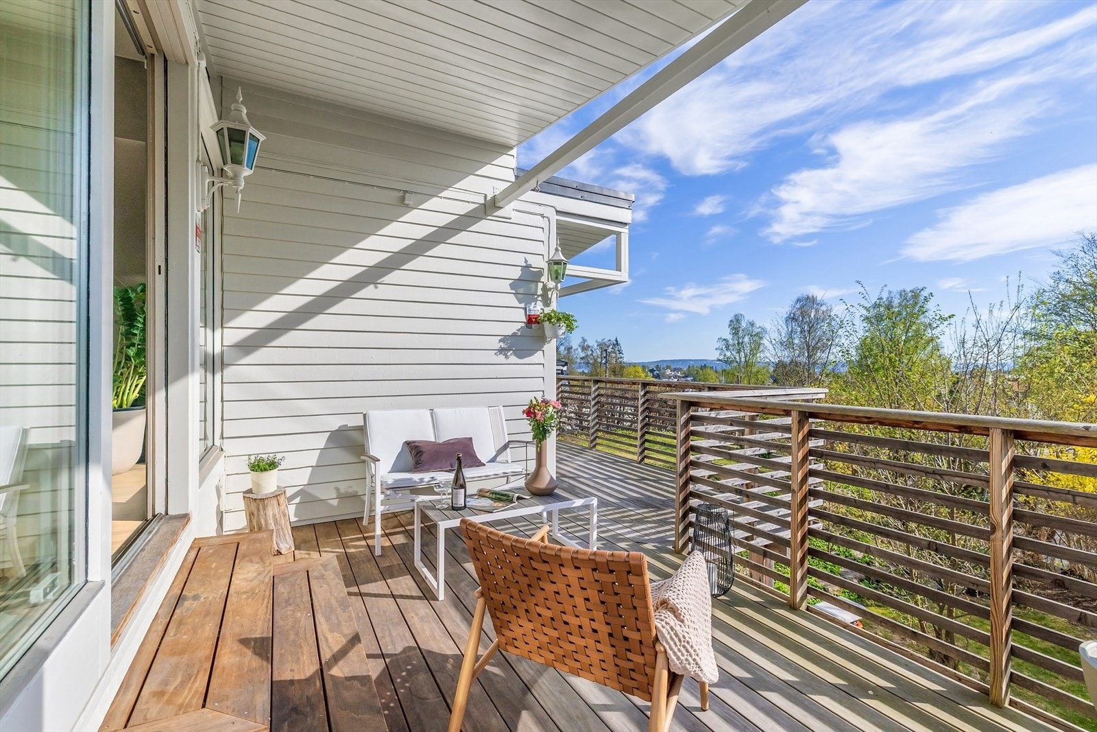 Balkongen har god plass til en sittegruppe samt grill. Her er det gode dags- og kveldssol med nydelig utsyn. Galleribilde
