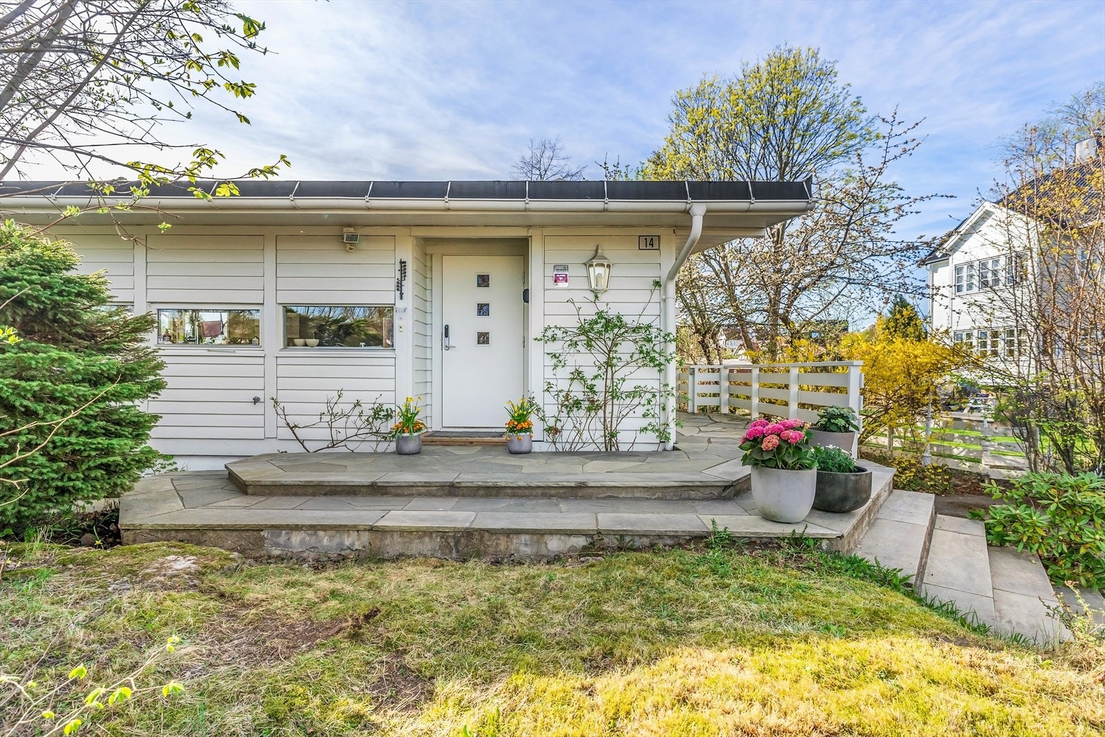 Store deler ble pusset opp i 2013 og boligen fremstår som innbydende, med en funksjonell og innholdsrik planløsning over to etasjer. Galleribilde
