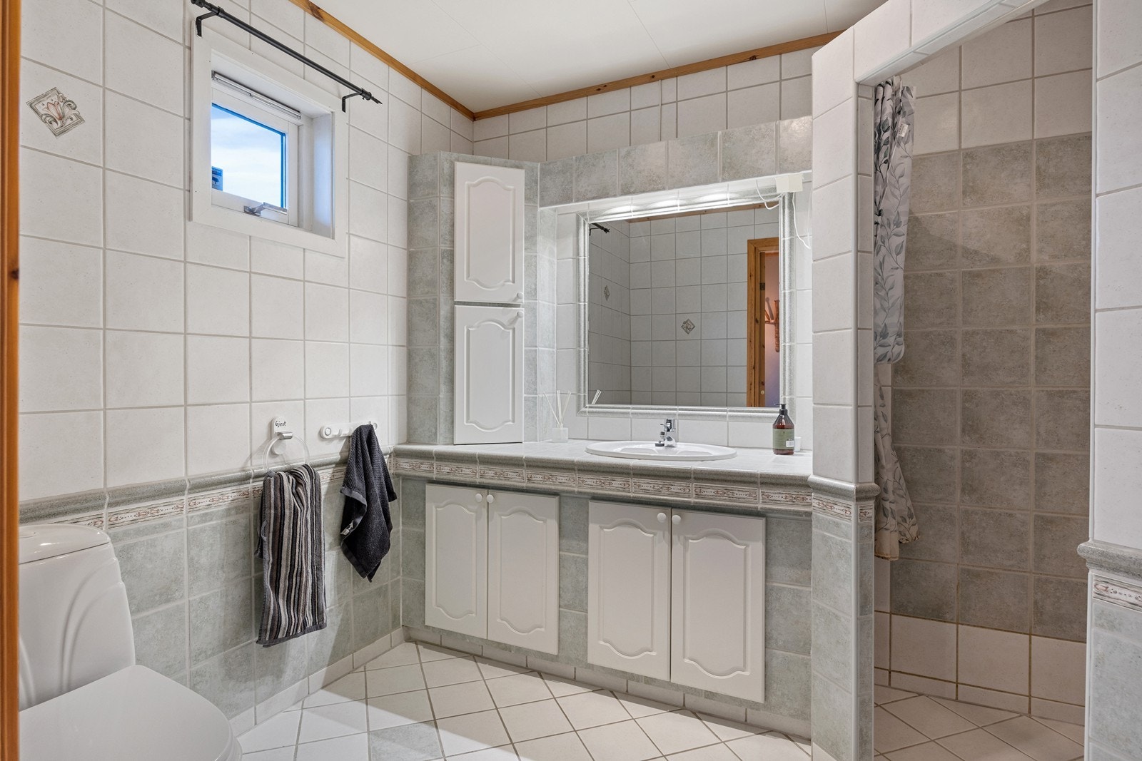 Badet i 1.etg har flislagte overflater og elektriske varmekabler. Galleribilde