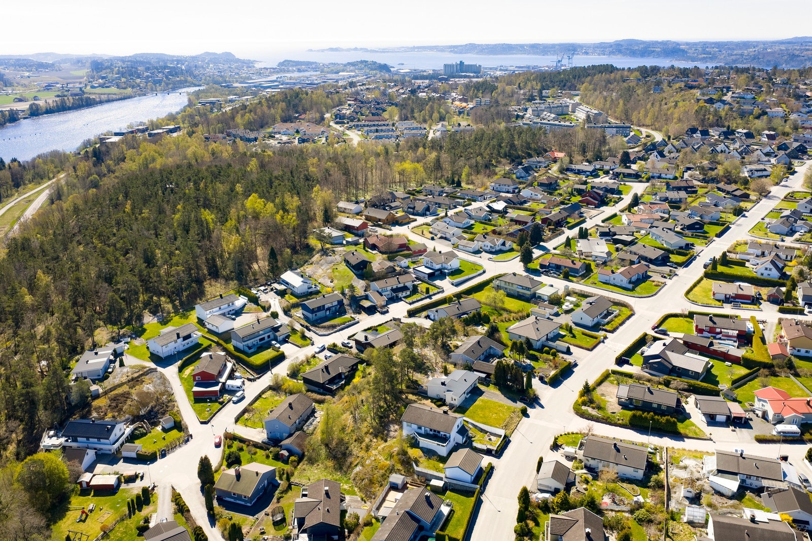 Eneboligen ligger fint til på Hovland. Her er det stille og rolig. Galleribilde