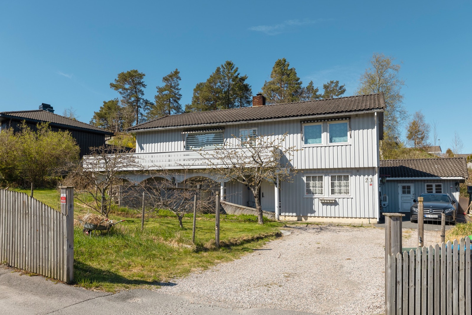 Eiendommen ligger innerst i blindvei. Stille og rolig område. Gode solforhold. Eiendommen har flere fine uteplasser, gårdsplass og hage. Galleribilde