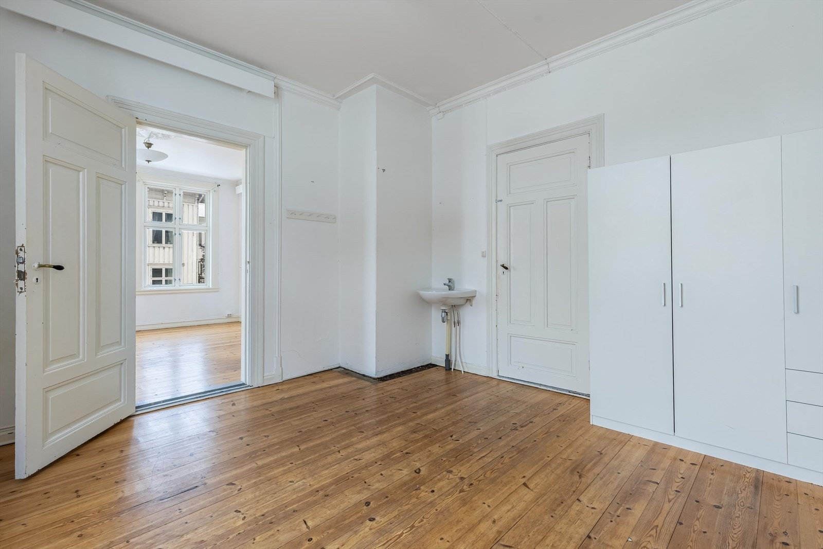 Soverommet er i tilknytning til stue, med inngang både fra gang og oppholdsrom. Galleribilde