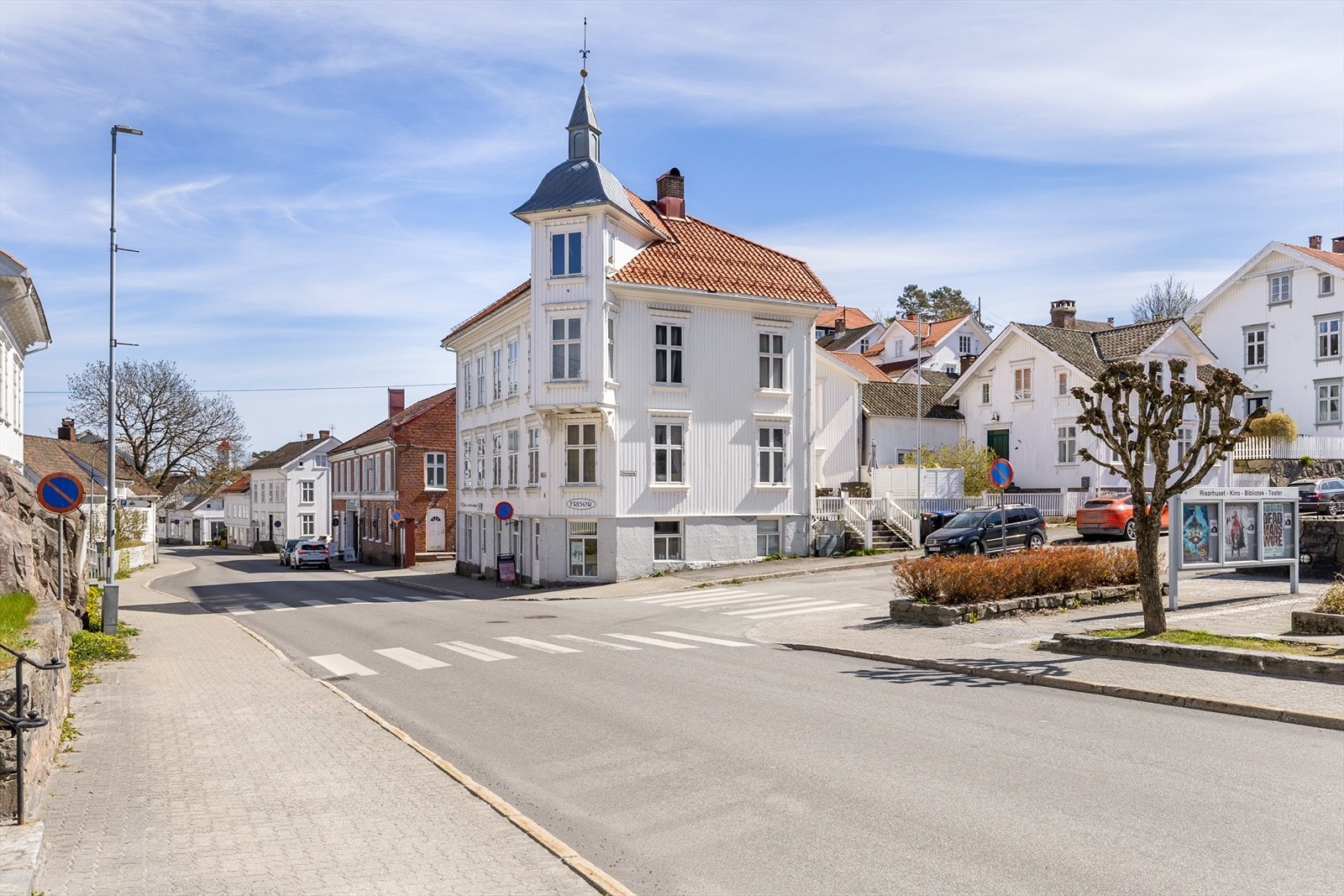 Klassisk bygård fra ca. 1885 med kombinert bolig- og næringsbruk, bestående av to næringslokaler på bakkeplan og leiligheter i øvrige etasjer, med totalt BRA på ca. 477 m². Galleribilde