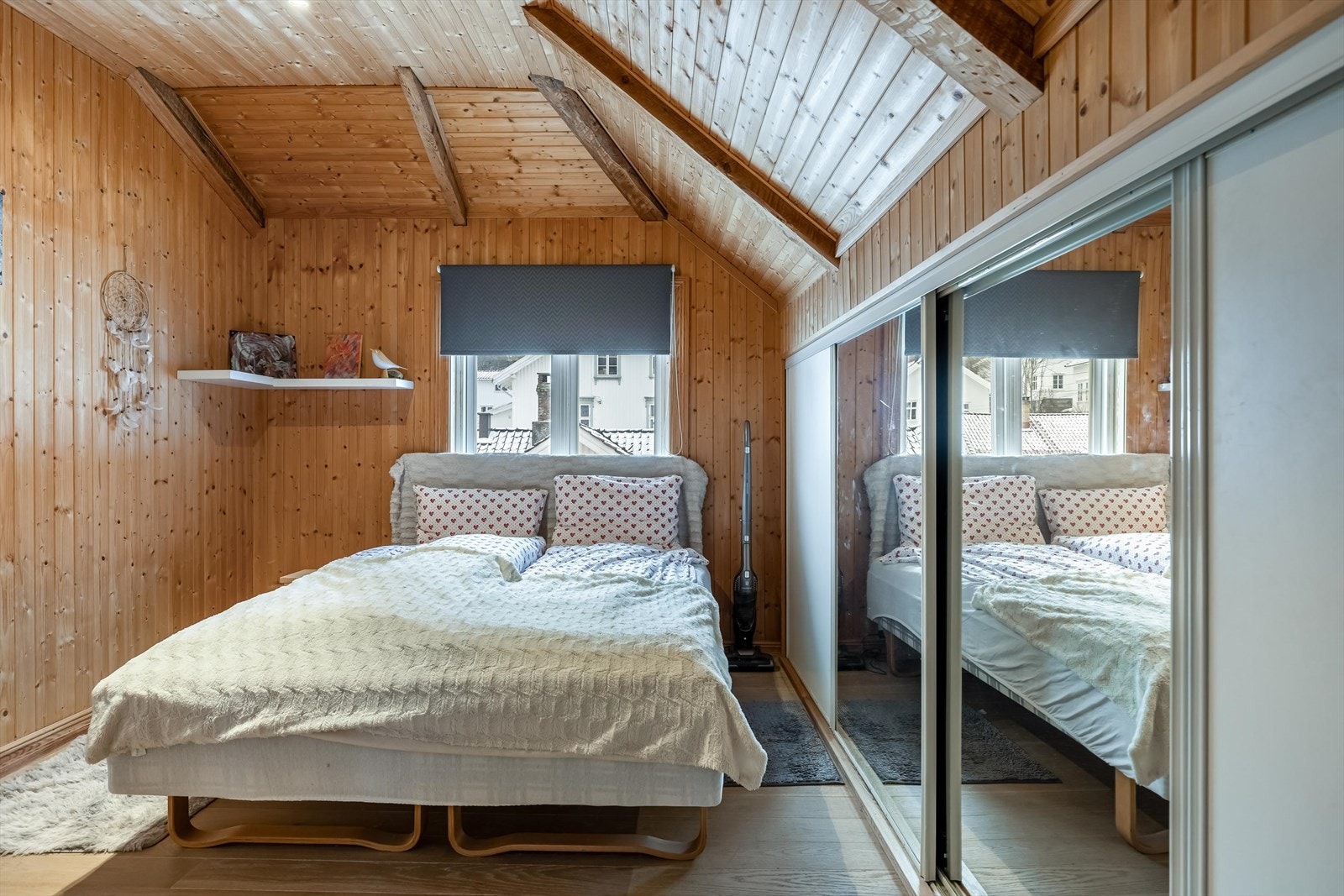 Hovedsoverom med skyvedørsgarderobe som gir god oppbevaringsplass og effektiv romutnyttelse. Galleribilde