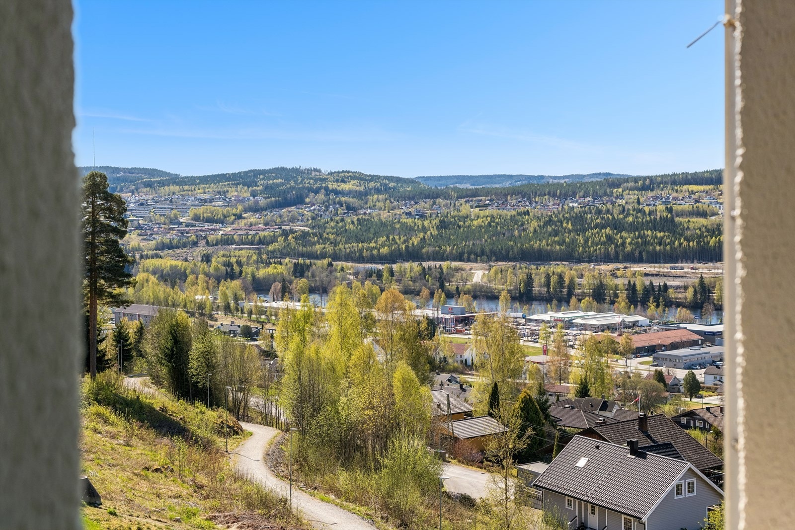 Blokkene ligger flott til i høyden i Bogeråsen, og her har man fine turområder rett utenfor døren. Galleribilde