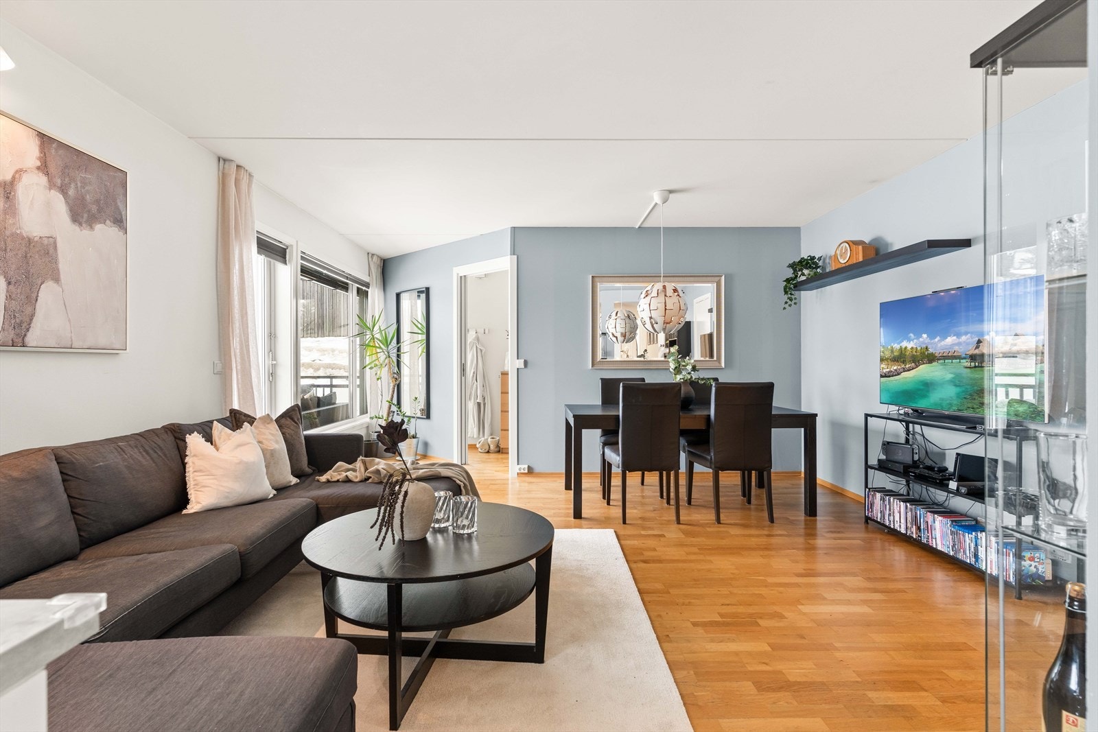 Lys og innbydende stue med store vindusflater som slipper inn rikelig med dagslys. Den åpne løsningen gir god plass til både sofagruppe og sosialt samvær. Galleribilde