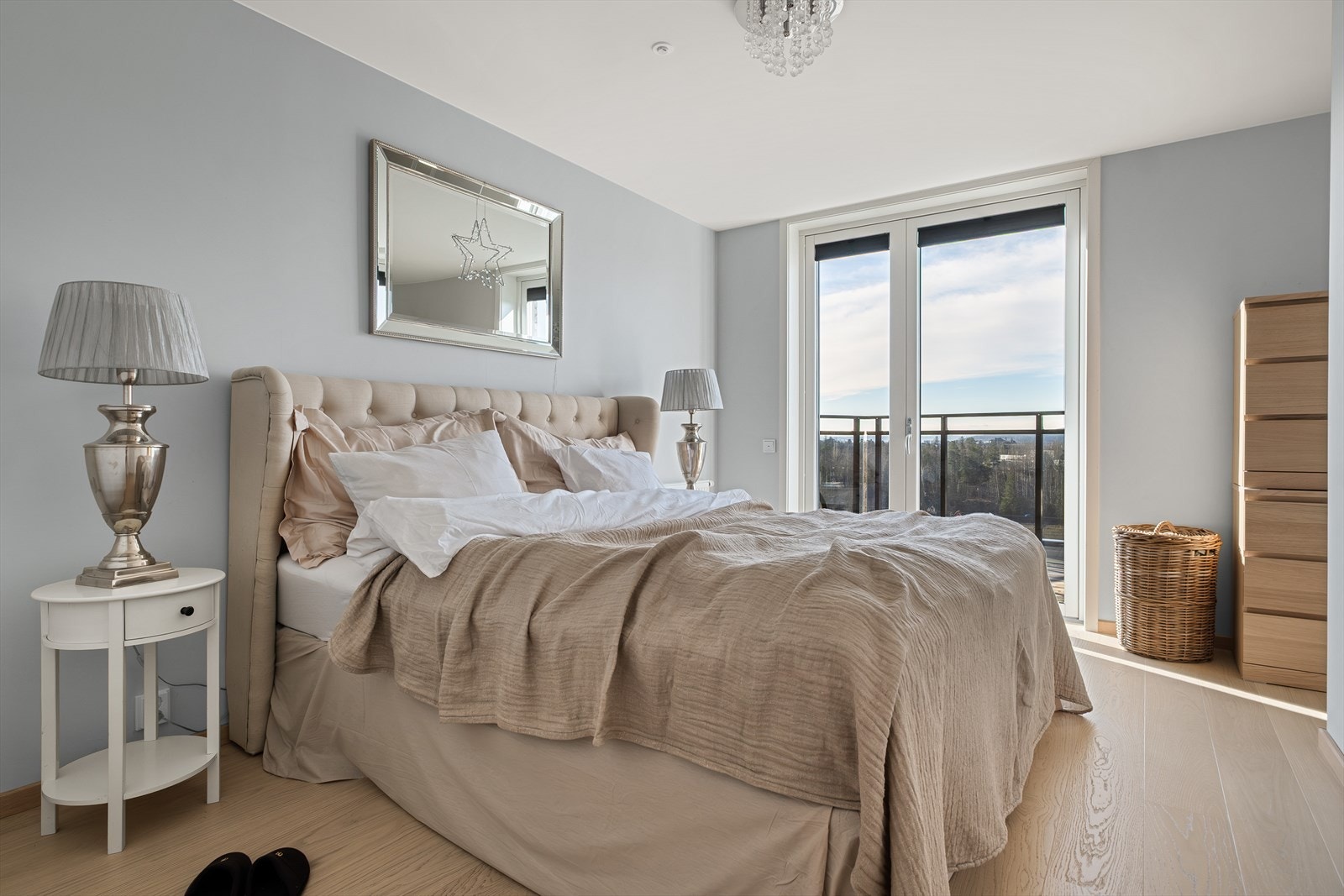 Opplev hverdagsluksus med eget bad og balkong tilknyttet hovedsoverommet. I tillegg er det lagt opp til å innrede et hjørne som omkledningsrom. Galleribilde