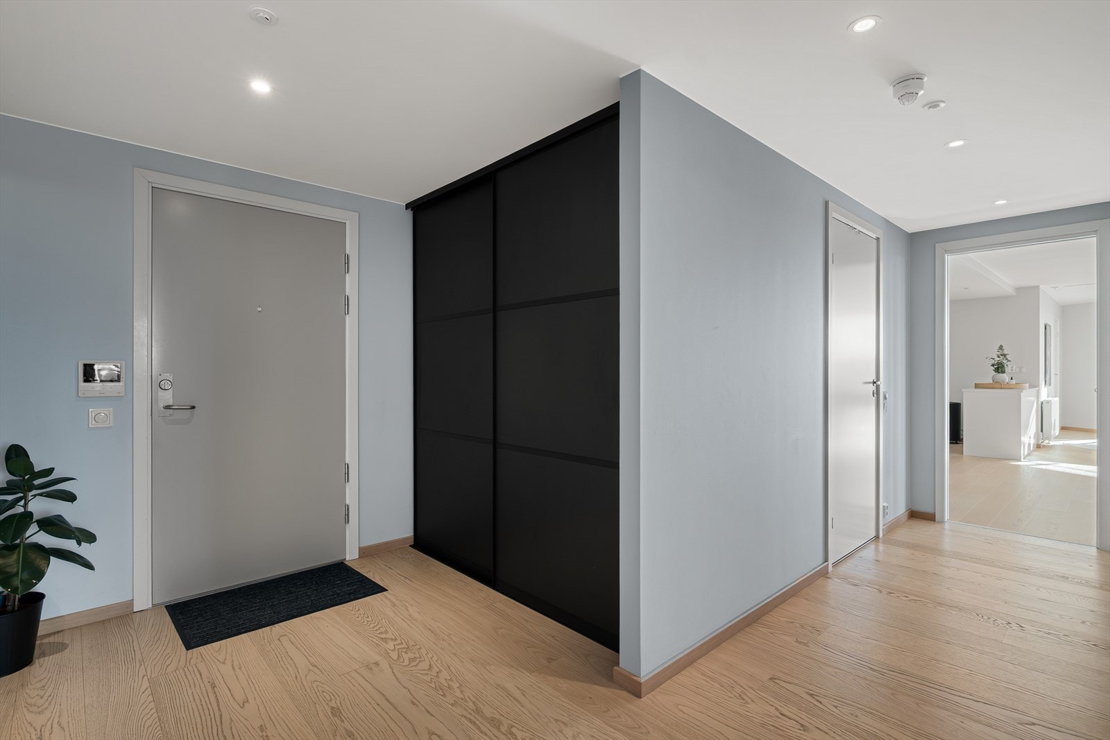 Entréen er utstyrt med praktisk skyvedørsgarderobe, i tillegg er det en bod på andre siden med innredning. Galleribilde