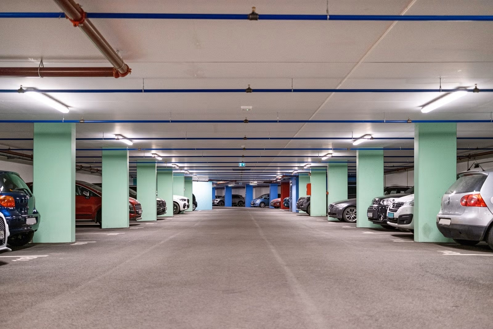 2 garasjeplasser følger. Disse er ved siden av hverandre. Den ene plassen er utstyrt med ladeboks. Galleribilde