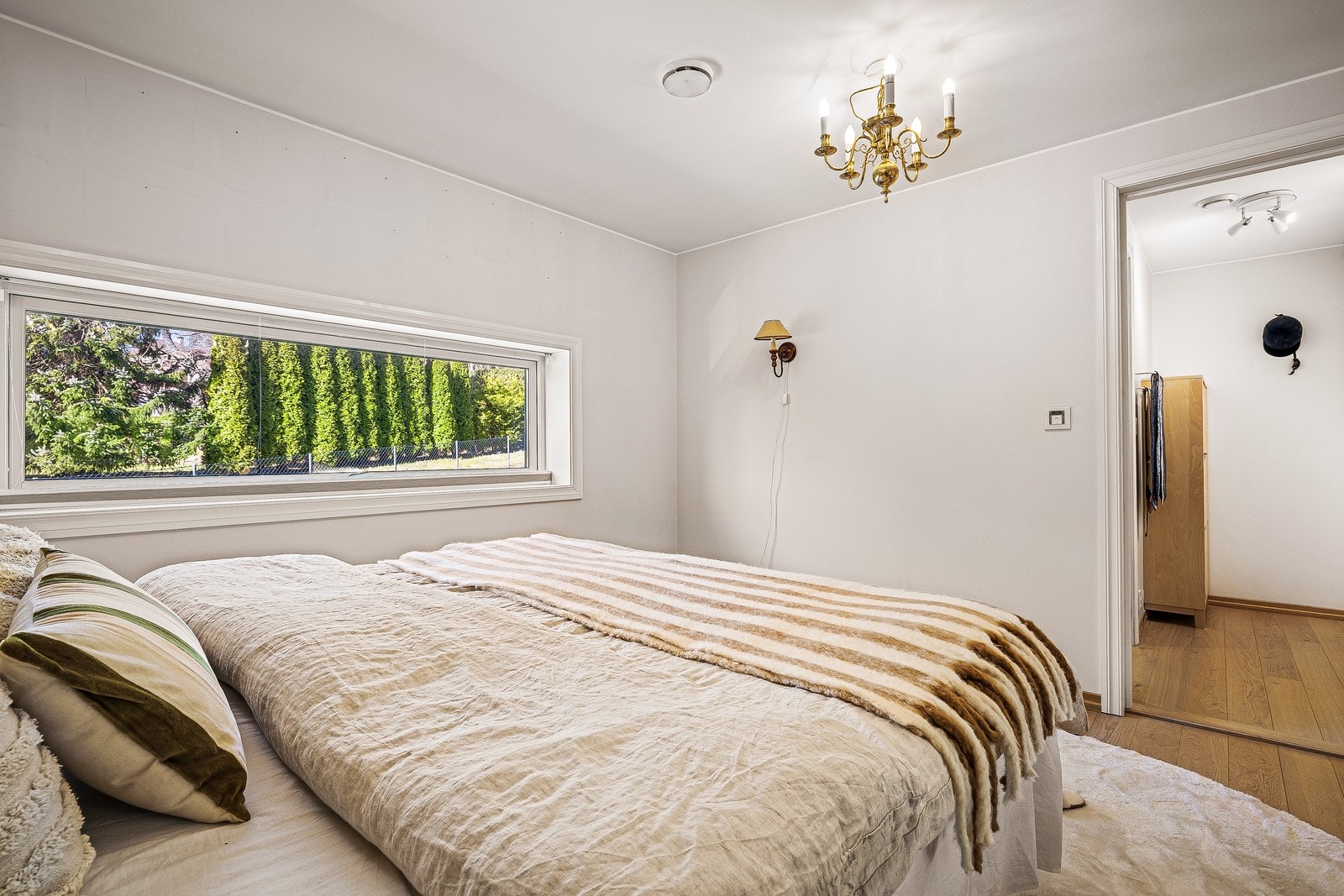 Her har du også direkte tilgang til både eget bad og en praktisk walk-in-garderobe. Galleribilde