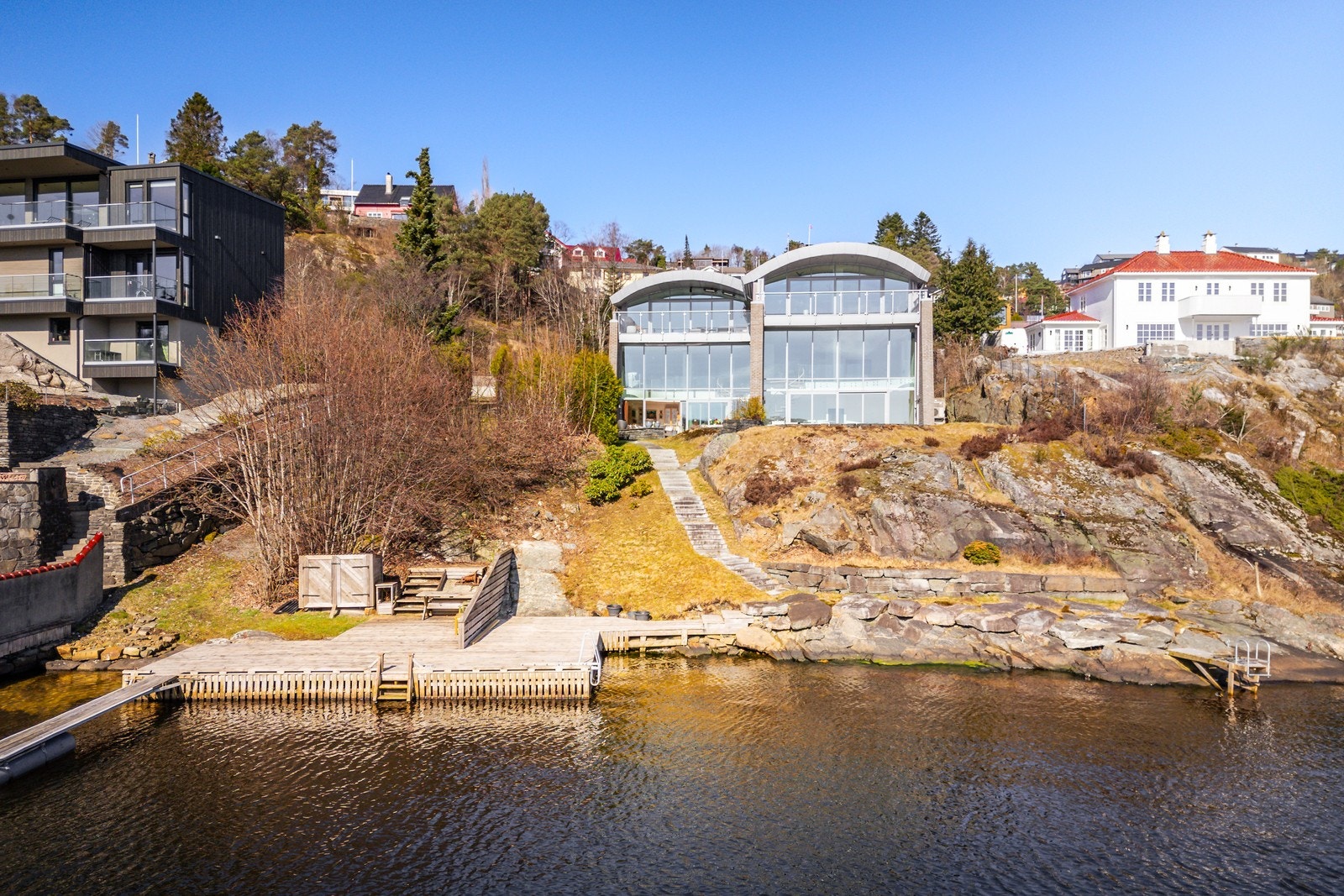 Leiligheten fra 2012 går over to plan og forbindes av en elegant og sjarmerende interntrapp som understreker boligens særpreg. Galleribilde