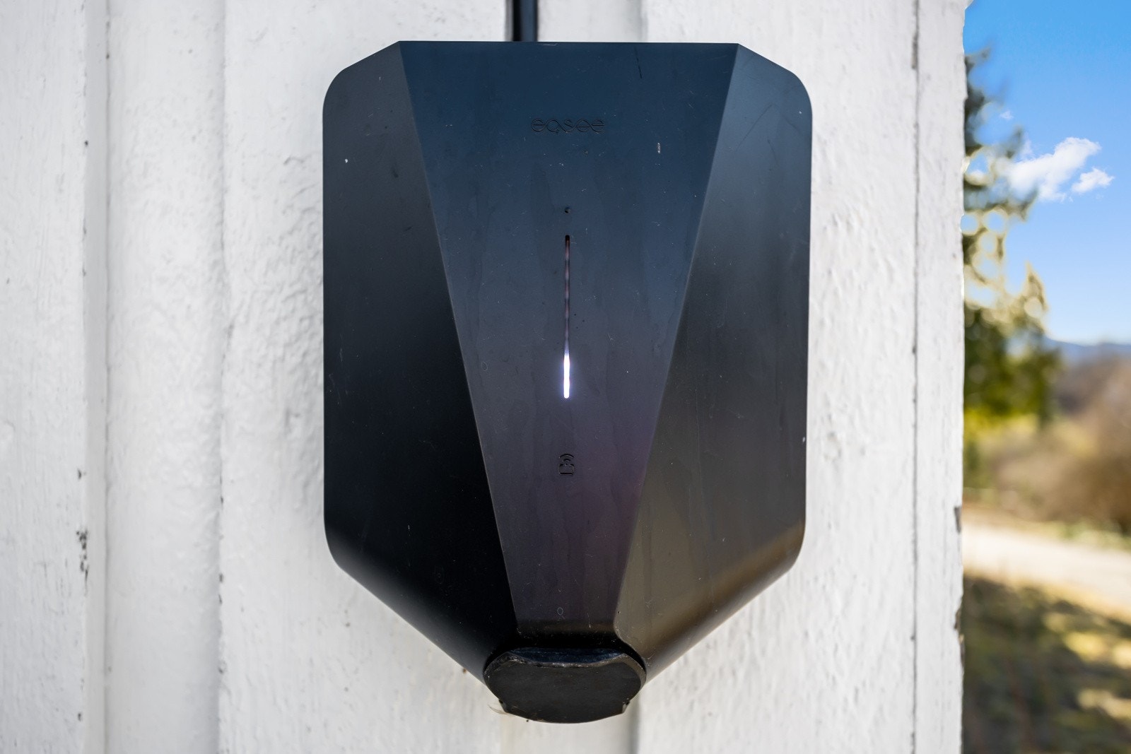 Det er installert elbil-lader på ytterveggen. Galleribilde