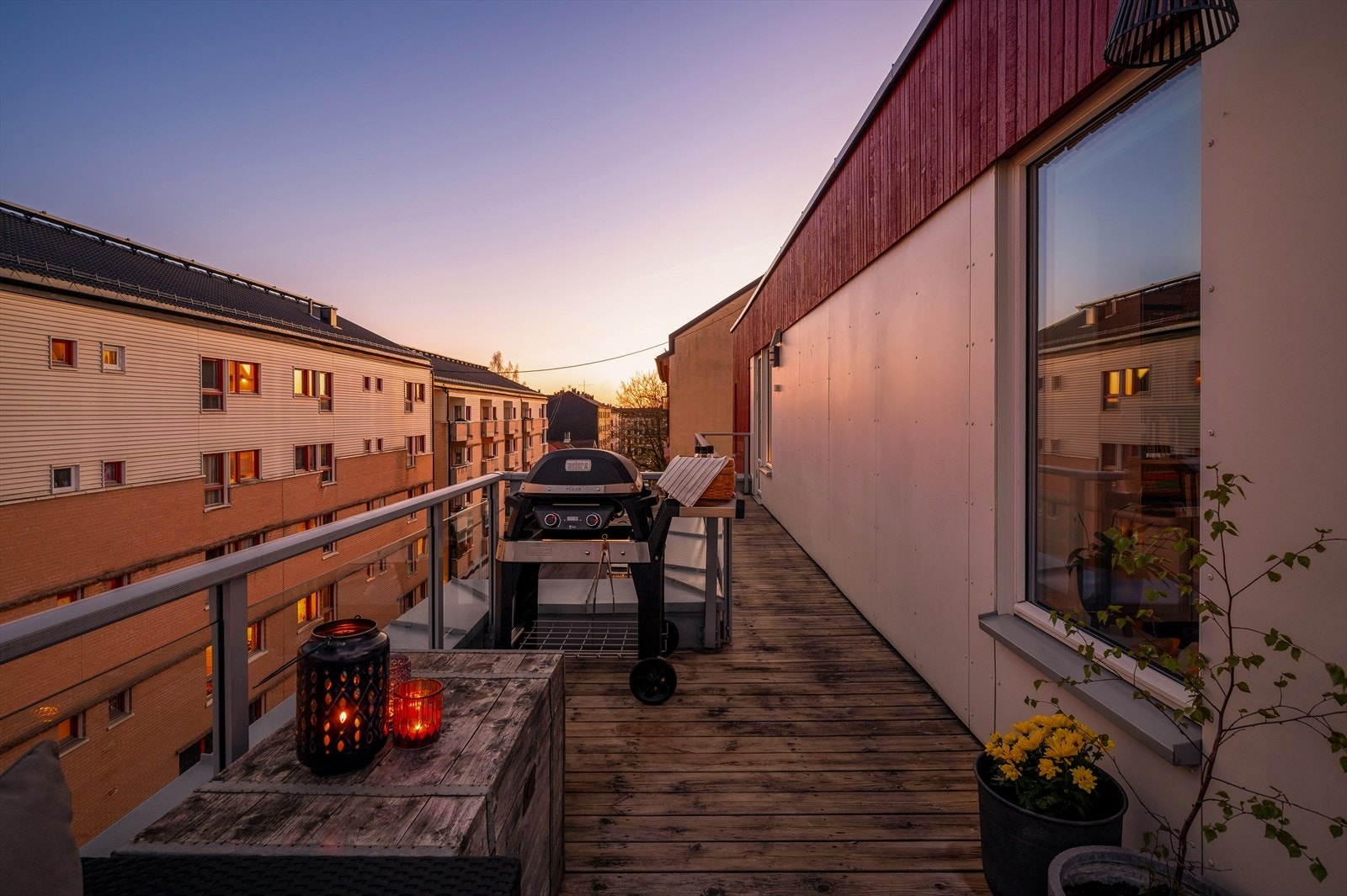 Takterrassen er på hele 24 kvm og kan møbleres i flere soner med spisebord, sittegrupper og grill. Galleribilde