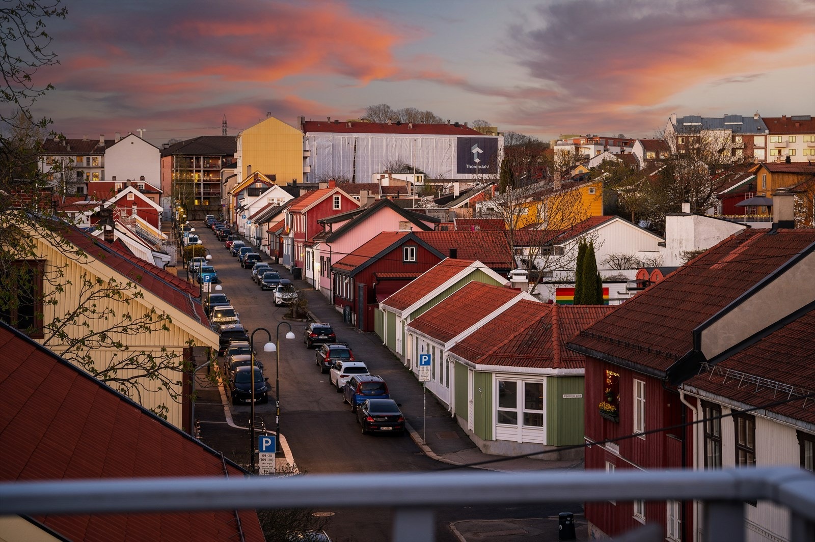 Boligen utmerker seg med flotte uteplasser, bestående av en privat takterrasse og to balkonger - perfekt for å nyte gode solforhold gjennom dagen. Galleribilde