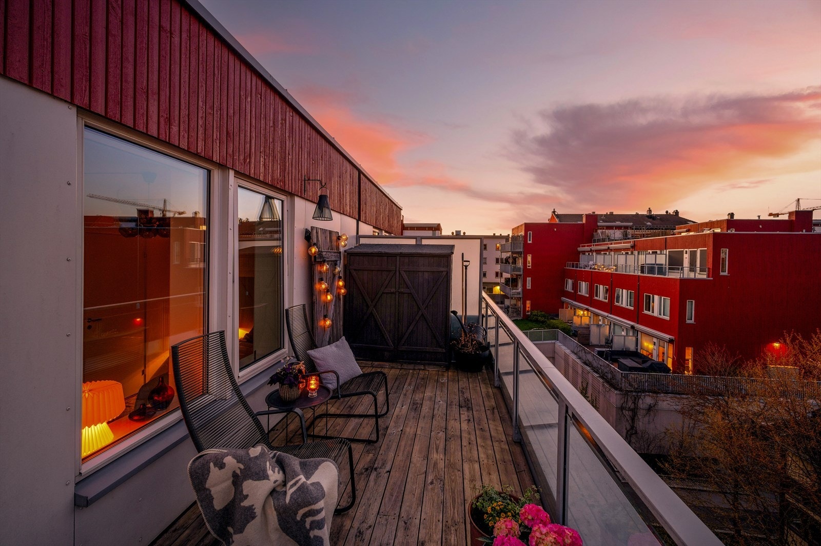 Nydelig kveldsstemning på terrassen. Galleribilde