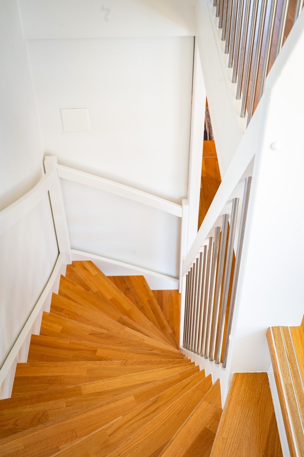 Trappen tar deg opp i 4.etasje som består av gang, bad, 2 soverom og bod. Galleribilde