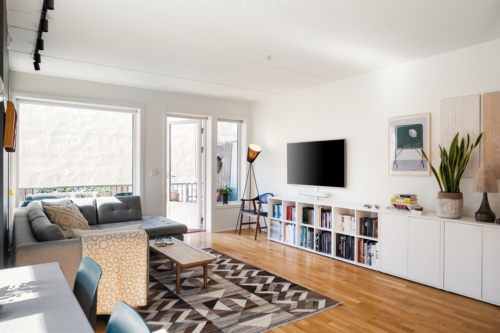Stuen oppleves lys og luftig med god plass til sofagruppe, spisebord og annet ønsket møblement. Galleribilde