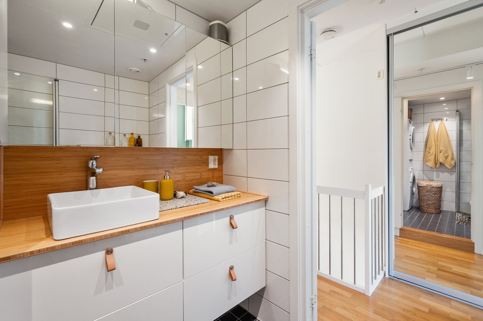 Badet er av god størrelse og har plass til både oppvaskmaskin og tørketrommel. Nye ledspotter på badet i 2025. Galleribilde