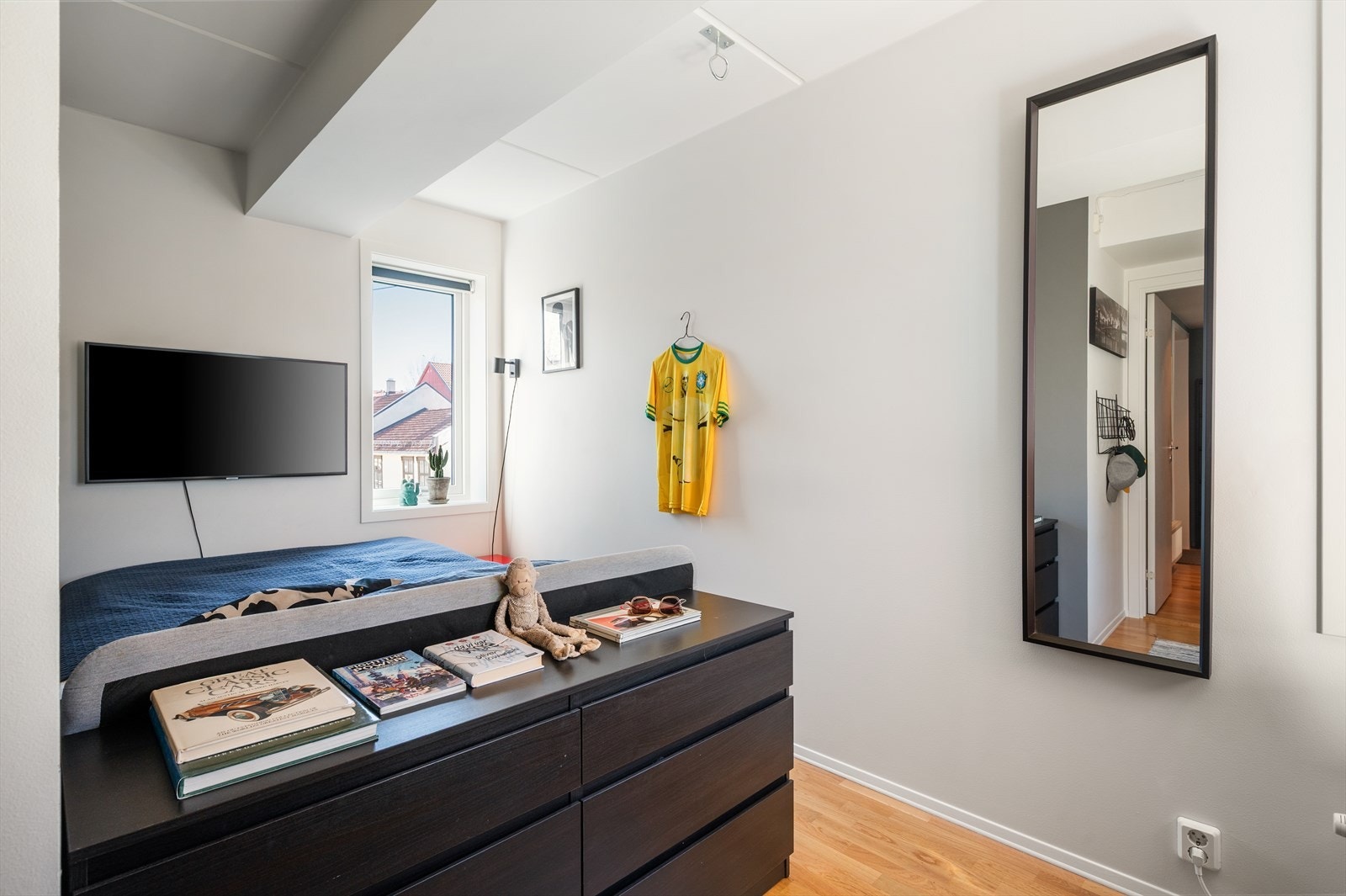Rommet er av god størrelse og har plass til dobbeltseng, nattbord og skrivebord. Galleribilde