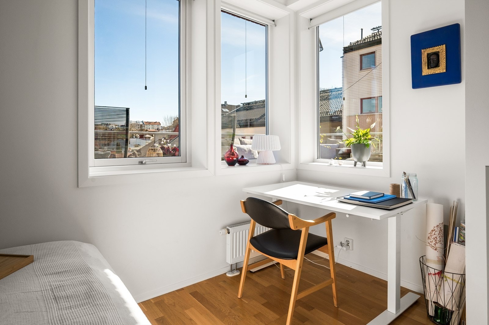 Rommet kan fint innredes med dobbeltseng, kommode og skrivebord. Galleribilde