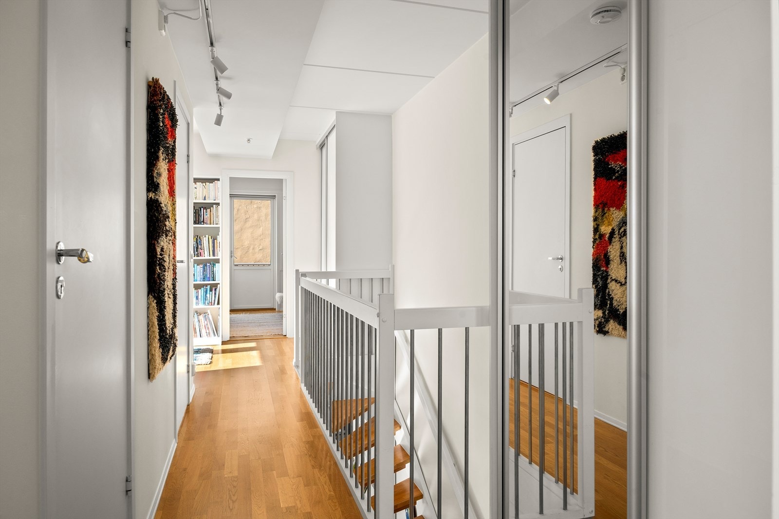 Lys gang med skyvedørsgarderobe. Galleribilde