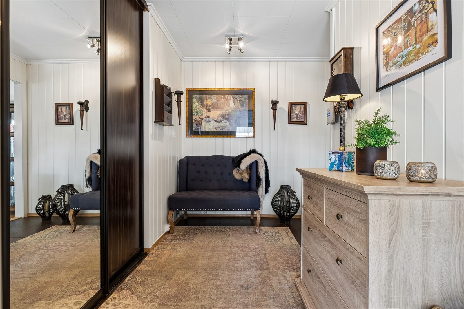 Entré med fliser m/varme på gulv og skyvedørsgarderobe. Galleribilde