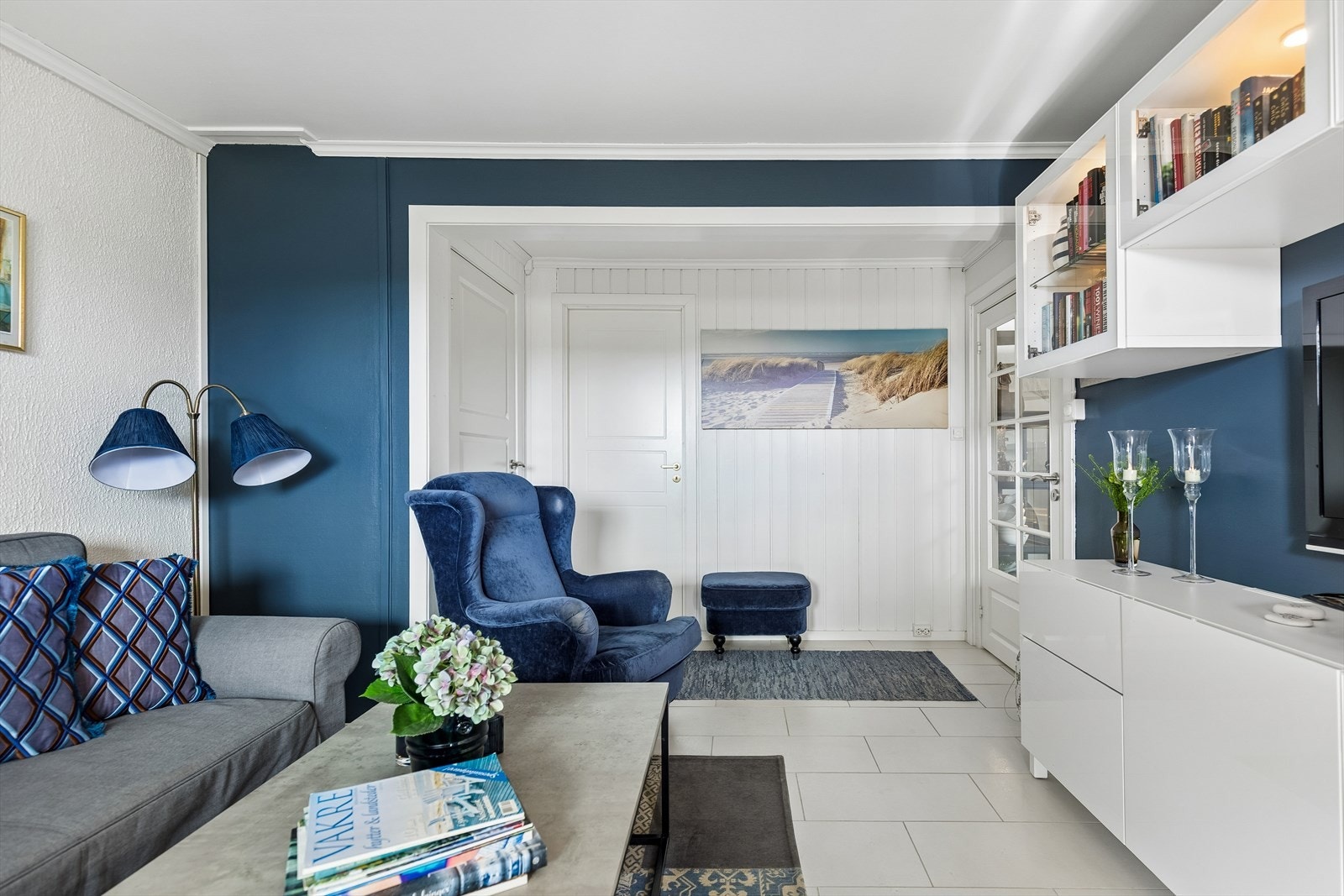 Dette rommet benyttes i dag som TV-stue, men passer perfekt som hovedsoverom da man har adkomst til walk-in-closet og en liten bod. Galleribilde