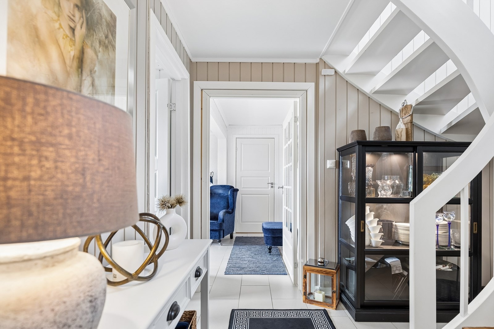 I underetasjen finner man bad/vaskerom, 3 soverom, walk-in closet og en liten bod. Galleribilde