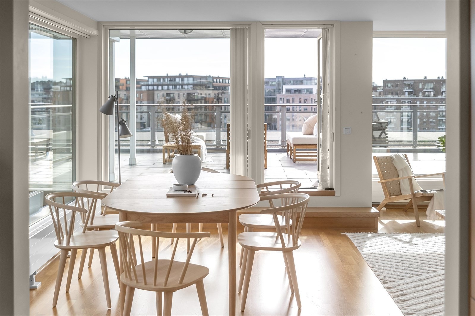 Vannbåren varme fra radiator sørger for en jevn og behagelig temperatur hele året. Galleribilde