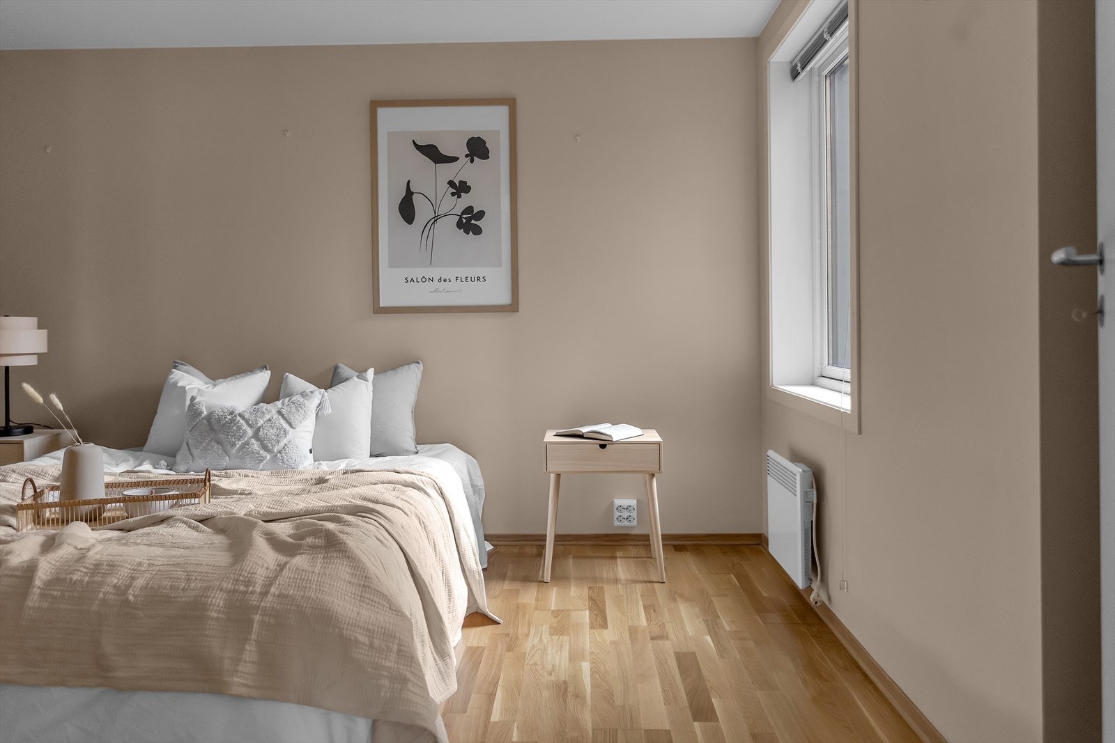Leiligheten har to innbydende soverom, innredet i lune og harmoniske farger som gir en avslappende atmosfære. Begge rommene har plass til seng og garderobeløsning etter behov. Galleribilde