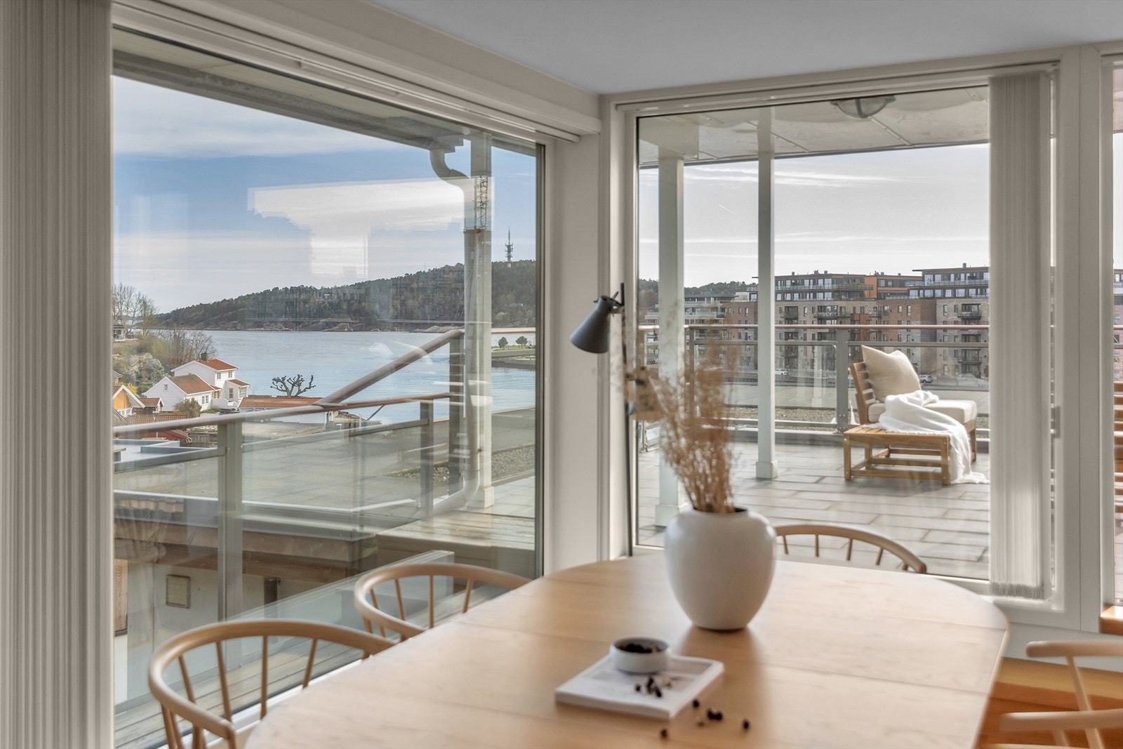 Lys og luftig stue med spektakulær utsikt og høy komfort. Galleribilde