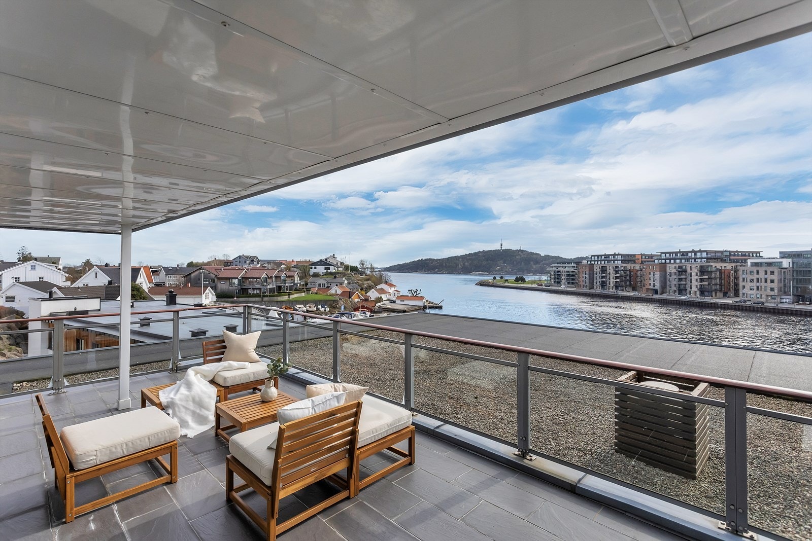 Terrassen er både romslig og solrik, med en fantastisk utsikt som sjelden dukker opp på markedet - dette er en unik mulighet du ikke vil gå glipp av! Galleribilde